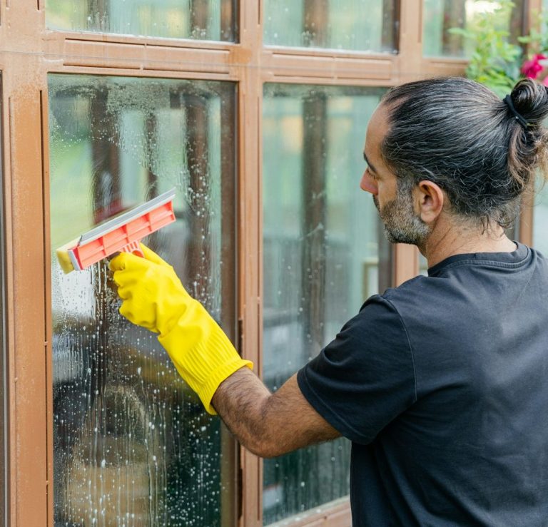 Glas-, Treppenhaus- und Büroreinigung mit Priebs Gebäudereinigung in Zittau.
